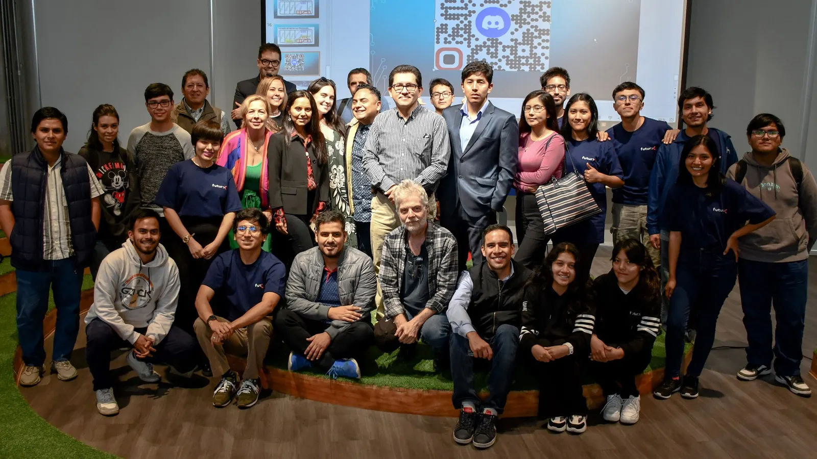 Foto grupal de unas treinta personas en el anfiteatro de OpenPucp al terminar el lanzamiento.