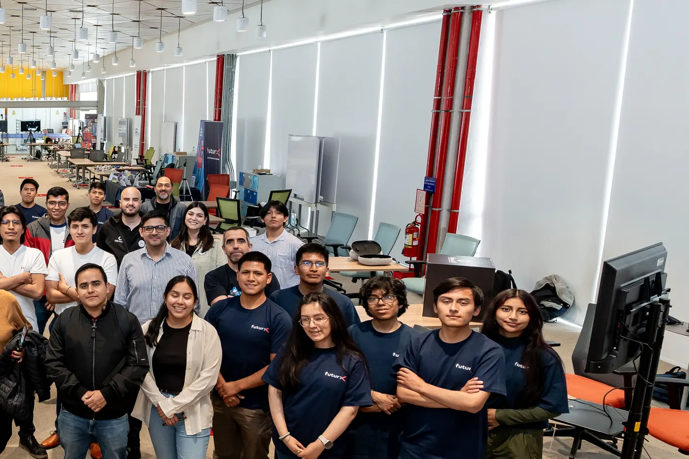 Grupo numeroso de asistentes y de miembros de futurX posando dentro del recinto del VR Day.